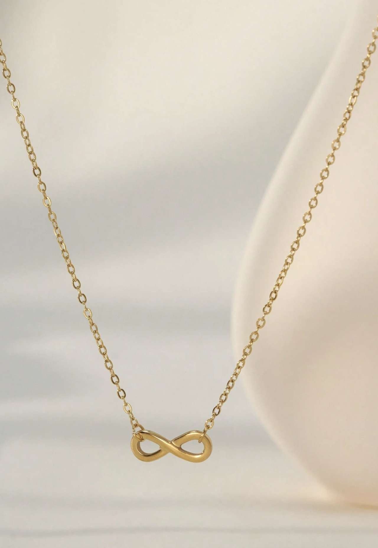 TONSI 1pc 18K Gold Plated Titanium Steel Infinity Loop Necklace, Fashionable Minimalist