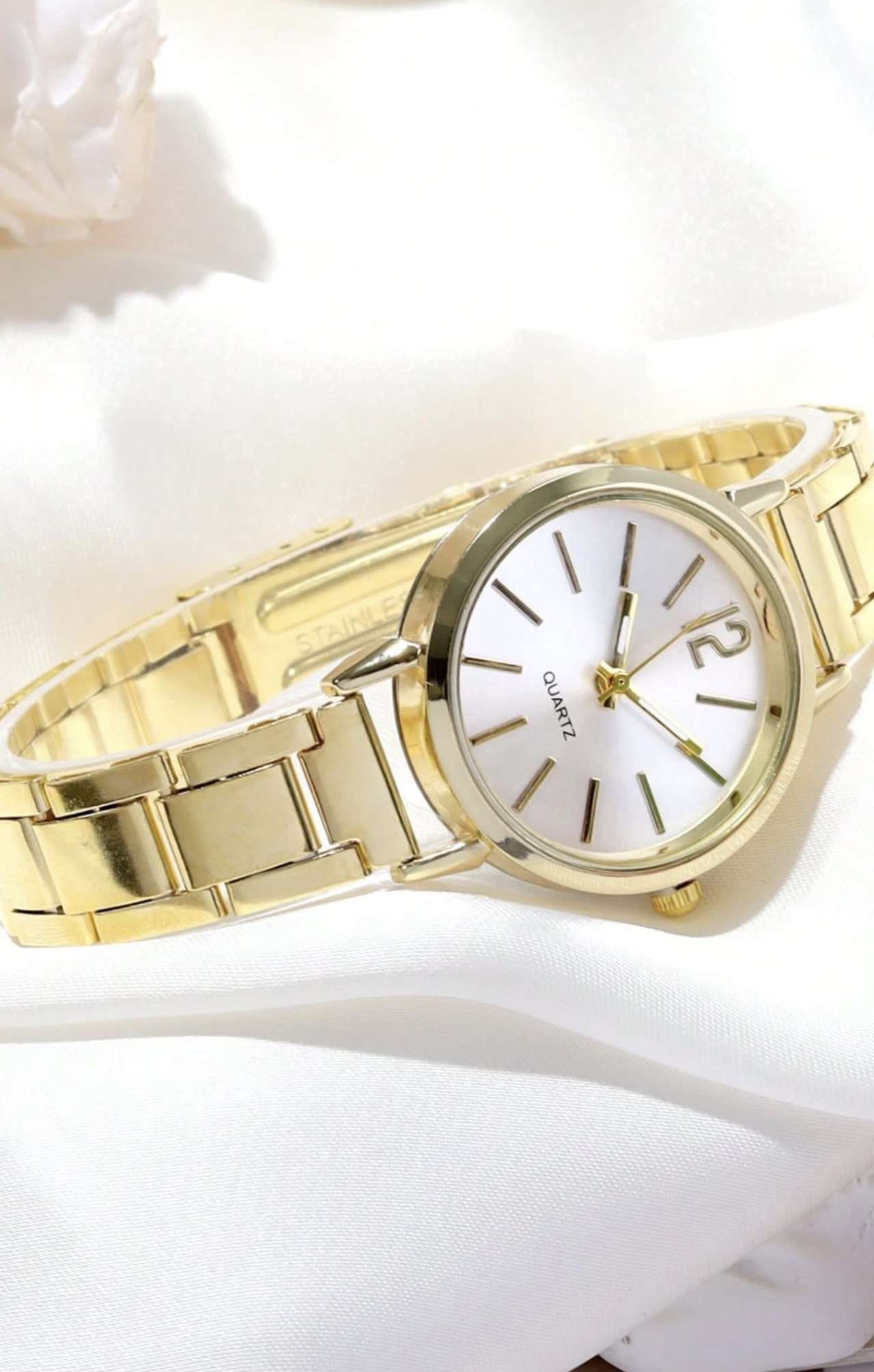 This 4-Piece Women's Rose Gold Stainless Steel Watch Set Features A Stylish And Casual Design, A Cla